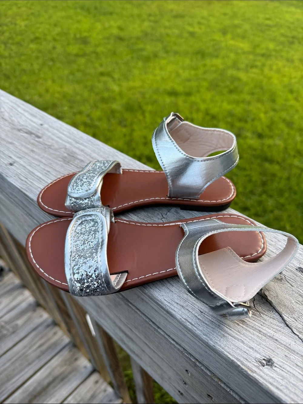 SHEIN Kids Silver Glitter Strap Sandals